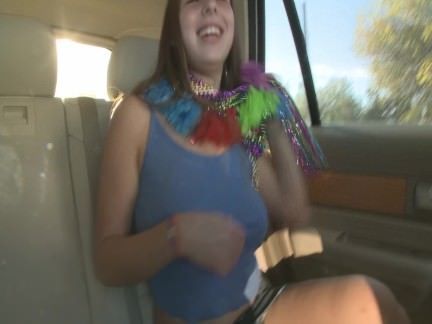 Novinha se masturbando no carro